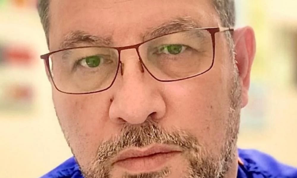 Έλληνας ιατρός που έκανε το εμβόλιο: «Αστείες οι παρενέργειες»